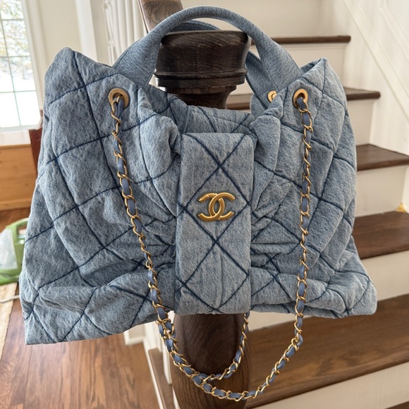 Chanel Washed Denim Bow Bag Zipper Tote Fall Winter 2025/2026 - Picture 14 of 15